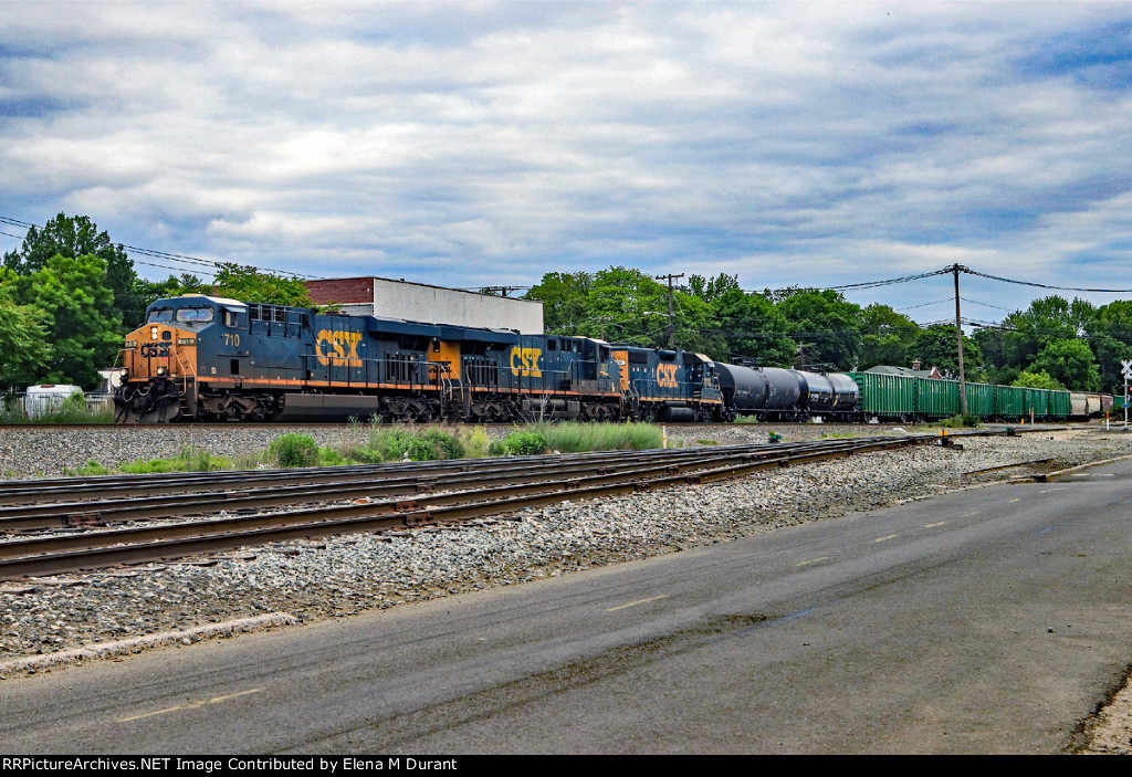 CSX 710 on M-422